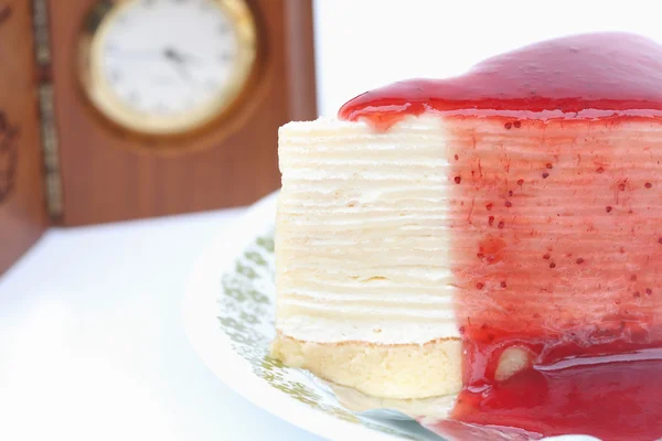 Bolo de morango em um fundo branco e relógio . — Fotografia de Stock