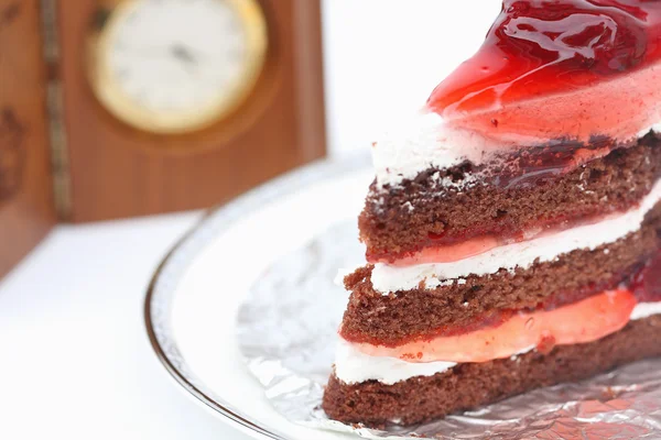 白と時計背景にイチゴのケーキ. — ストック写真