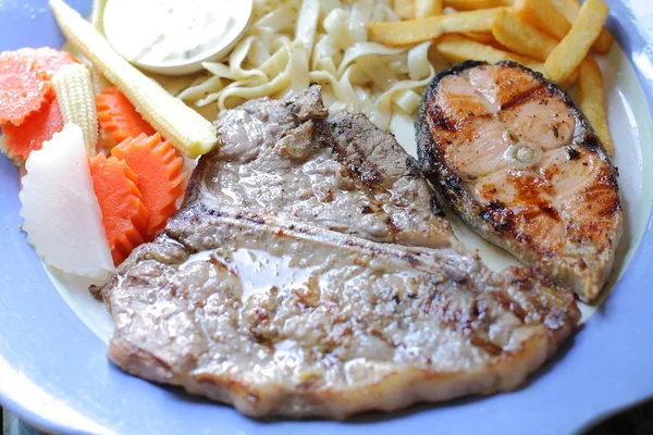 T-bone steaks en zalm. — Stockfoto