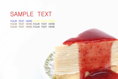 Beyaz bir arka planda Çilekli pasta.