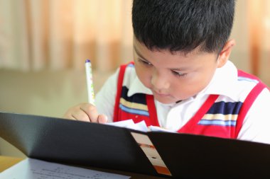 dikkatle belgelerin incelenmesi için çocuk