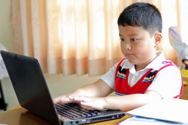 Çocuk benim defter ile oynuyordum.