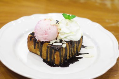 ekmek ve dondurma yemek.