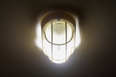 Alkolikler lambası sarı ışık.