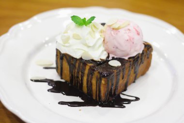 ekmek ve dondurma yemek.