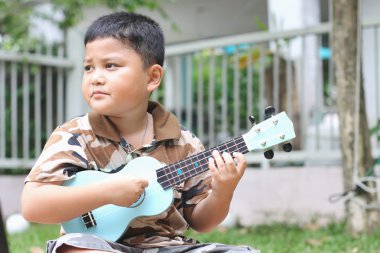ukulele zevk çocuk.