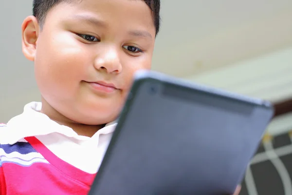 Tablet menino jogando diversão . — Fotografia de Stock