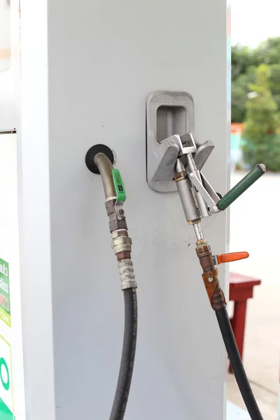 LPG gaspijpleiding in de benzinepomp — Stockfoto