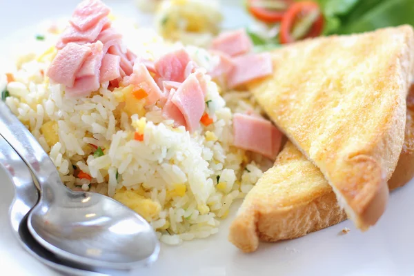 Gebakken rijst met ham, geserveerd met toast — Stockfoto