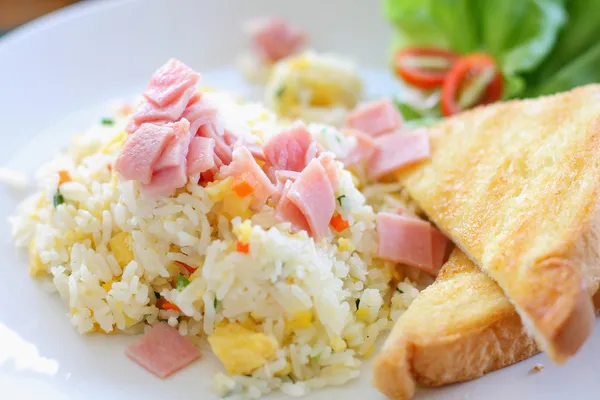 Gebakken rijst met ham, geserveerd met toast — Stockfoto