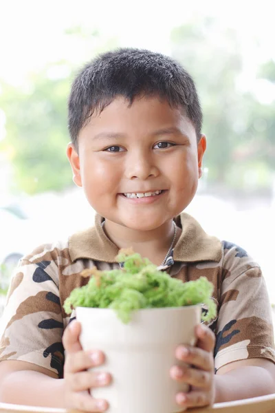 その少年は幸せです。小さな木で. — ストック写真