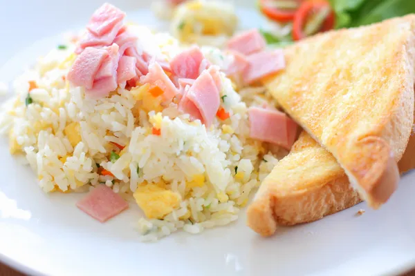 Gebakken rijst met ham, geserveerd met toast — Stockfoto