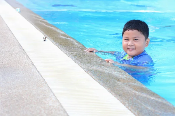 その少年はプールで泳いでいます。. — ストック写真