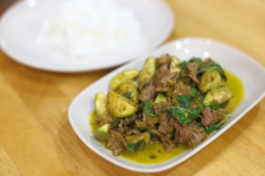 sığır eti kırmızı köri pirinç