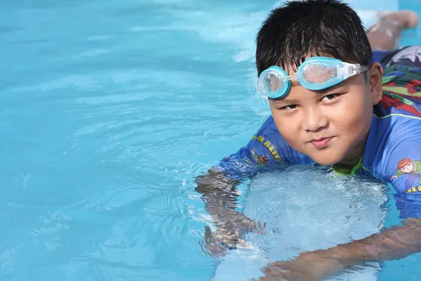 Çocuk havuzda yüzüyordum.