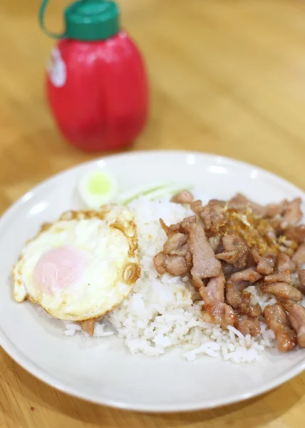 Arroz frito de cerdo cubierto con un huevo frito — Foto de Stock