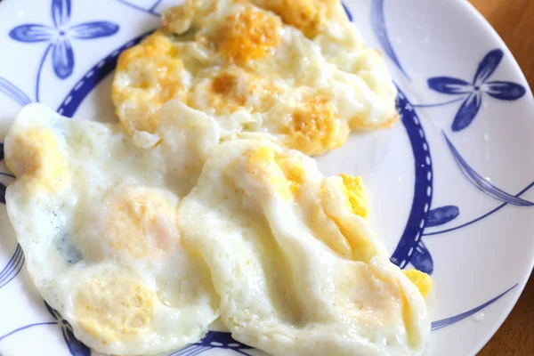 Huevo frito en un plato — Foto de Stock