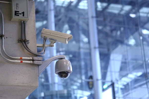 Caméras de surveillance à l'aéroport . Images De Stock Libres De Droits