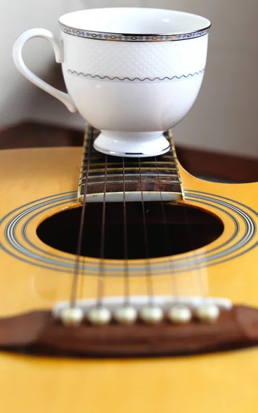 Glass on guitar — Stock Photo, Image