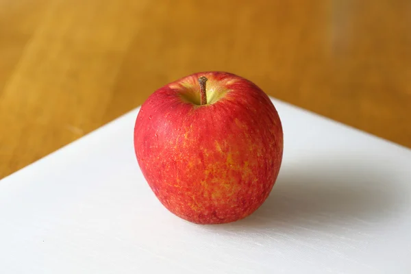 Jabłko na drewnianym stole — Zdjęcie stockowe
