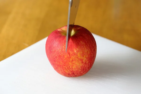 Appel op de houten tafel — Stockfoto