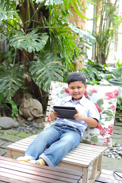 アジアの少年のタブレット公園で遊ぶ — ストック写真