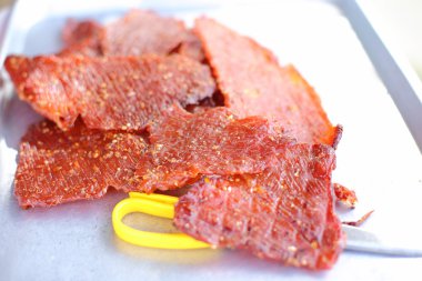 Dilimlenmiş kuru ve çıtır çıtır domuz eti.