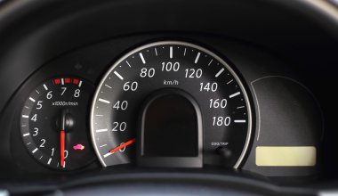 Teknoloji araba hız göstergesi