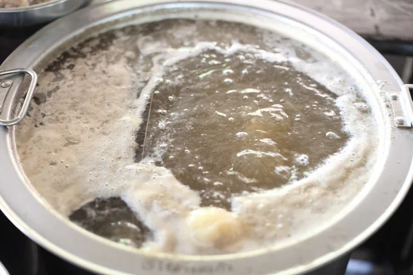 Far bollire l'acqua in una pentola tagliatella — Foto Stock