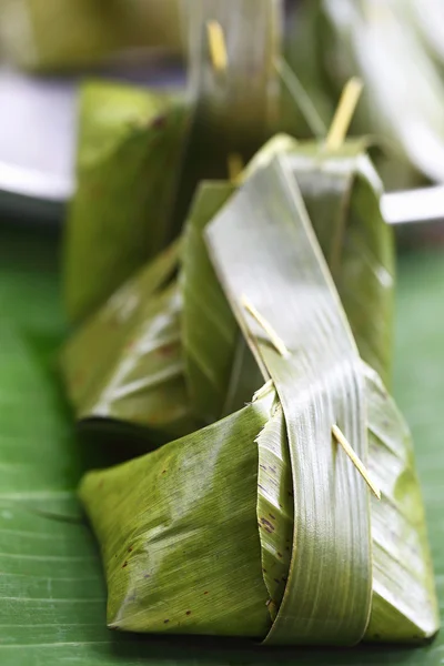 Doces embrulhados em folhas de banana . — Fotografia de Stock