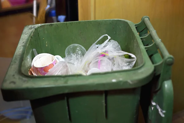Taşan yeşil çöp kutusu — Stok fotoğraf