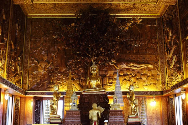 Buddha im Tempel aus altem Teak — Stockfoto