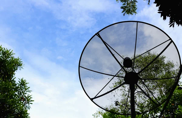 Parabola satellitare con cielo . — Foto Stock