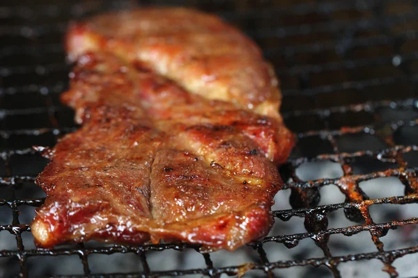 Gegrilltes Schweinefleisch war heiß. — Stockfoto