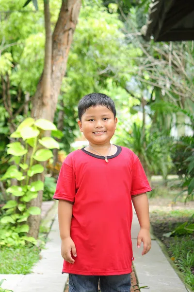 Retrato de lindo asiático chico sonriendo en el parque —  Fotos de Stock