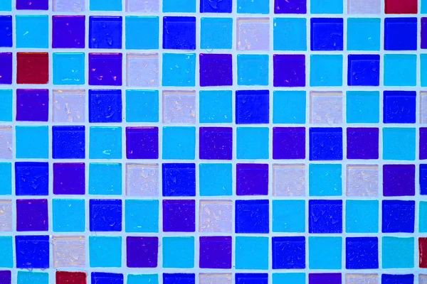 Красочные керамические плитки стены в ванной комнате — стоковое фото