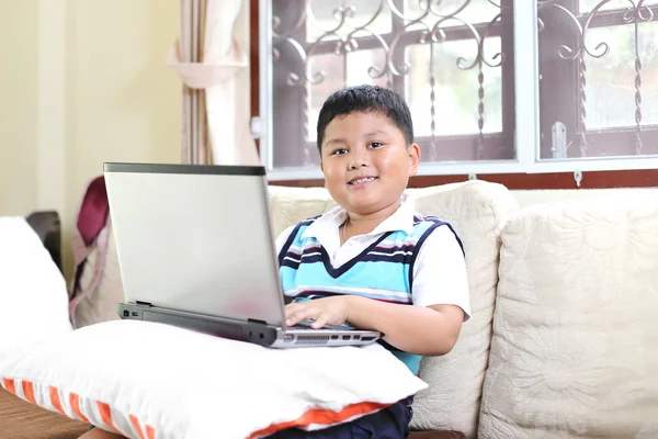 Asiático chico jugando notebook para aprender — Foto de Stock