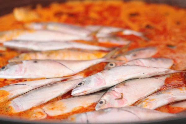 Bir tavada pişirilmiş balık köri — Stok fotoğraf
