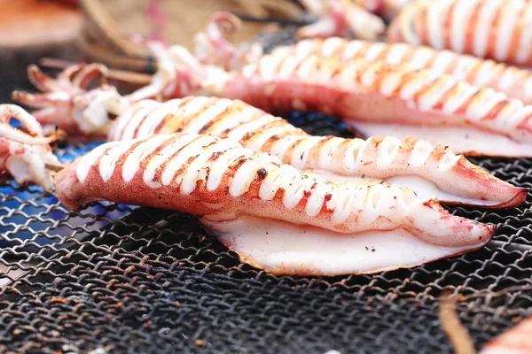 Calamares a la parrilla sobre carbón — Foto de Stock