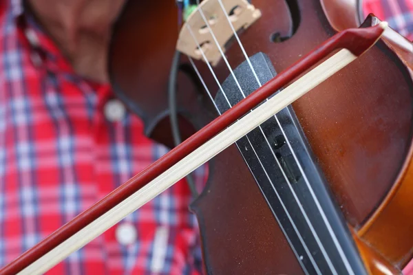 Menschen spielten Geige — Stockfoto