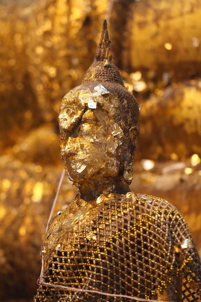 Zlatý buddha v chrámě — Stock fotografie
