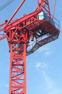 gökyüzünde kırmızı vinç