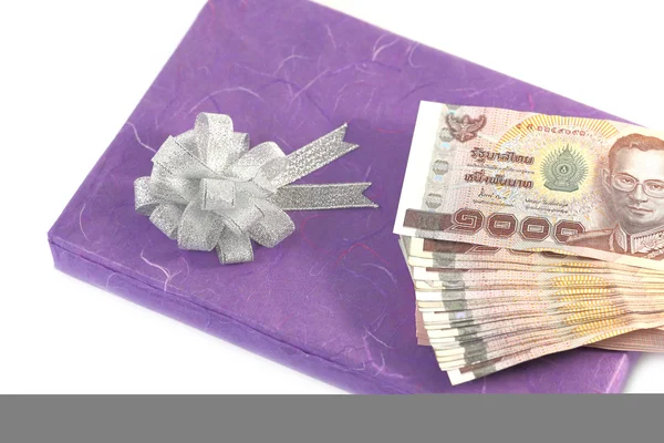 Dinero en caja de regalo púrpura — Foto de Stock