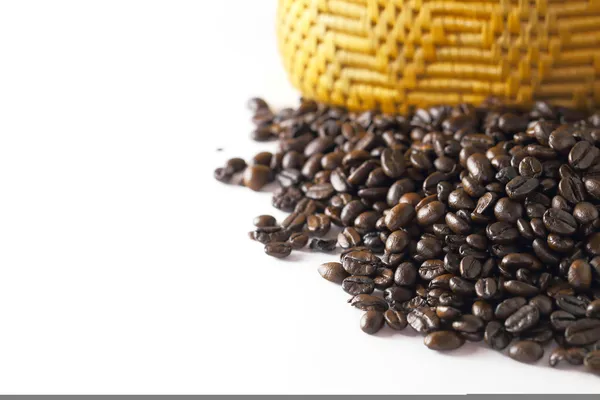 Kávová zrna na bílé backgrond — Stock fotografie