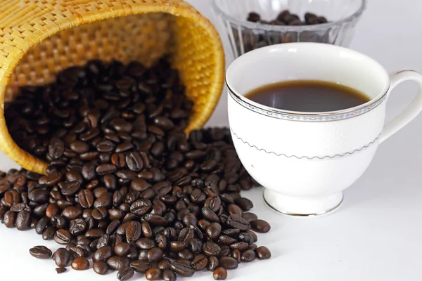 Ziarna kawy i filiżanki kawy na biały backgrond — Zdjęcie stockowe