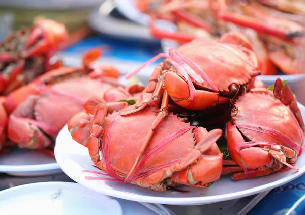 许多在市场上出售的红蟹 — 图库照片