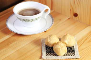 Ekmek pasta ile ahşap üzerine kahve