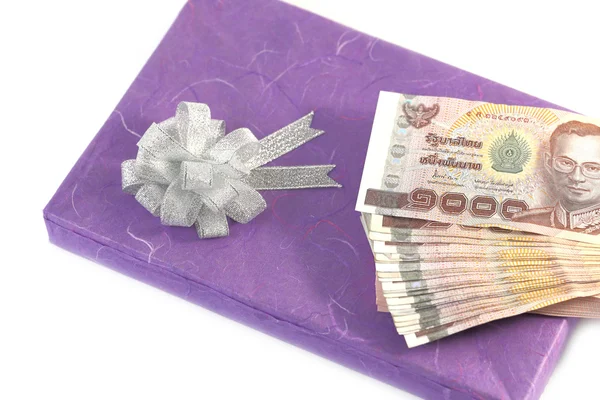 Dinero en caja de regalo púrpura — Foto de Stock