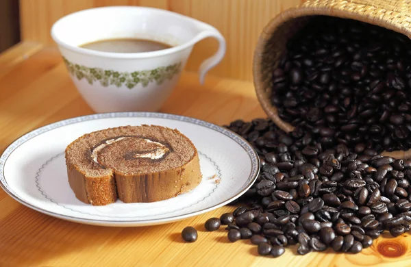 Rolo de geléia e grãos de café em madeira — Fotografia de Stock