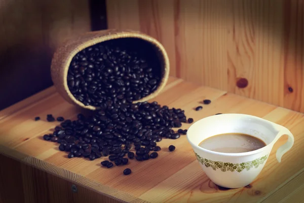 杯咖啡和咖啡豆的木桌上 — 图库照片